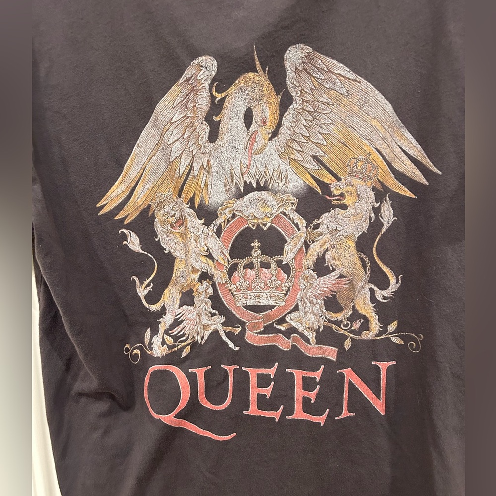 Daydreamer Queen Crest Boyfriend Tee Size Large in washed black - Picture 2 of 4